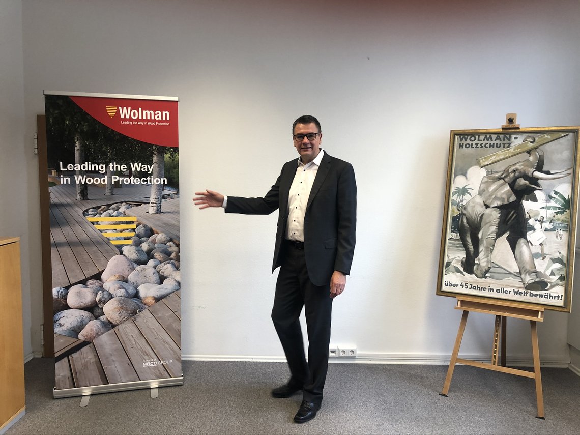 Dr. Ralf Schulz, Geschäftsführer der Wolman Wood and Fire Protection GmbH, präsentiert den neuen Firmennamen